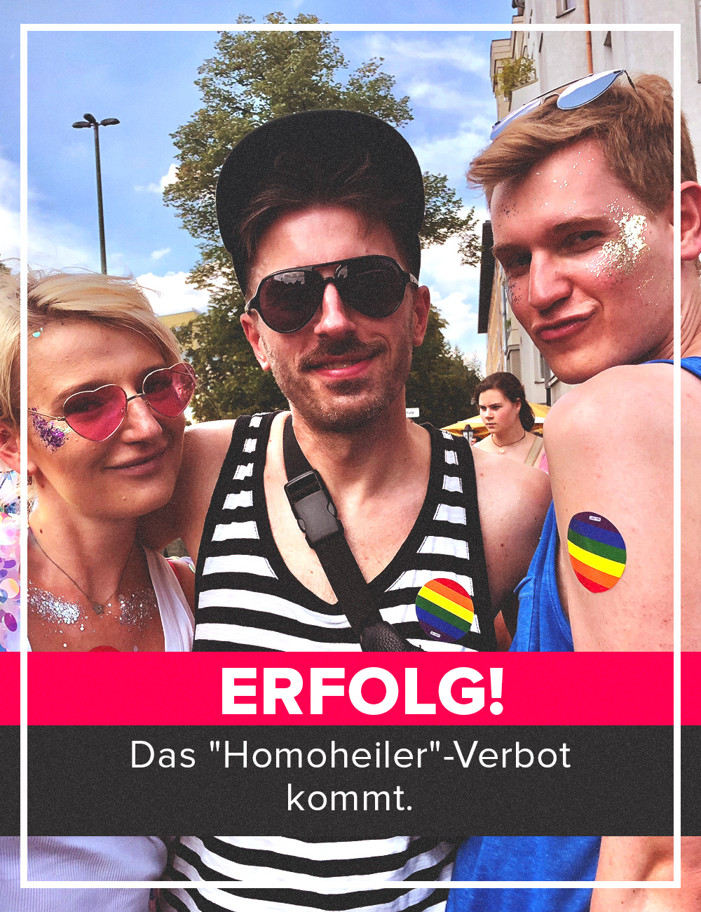A imagem mostra um grupo de pessoas sorrindo em um dia ensolarado. O texto na imagem está em alemão.